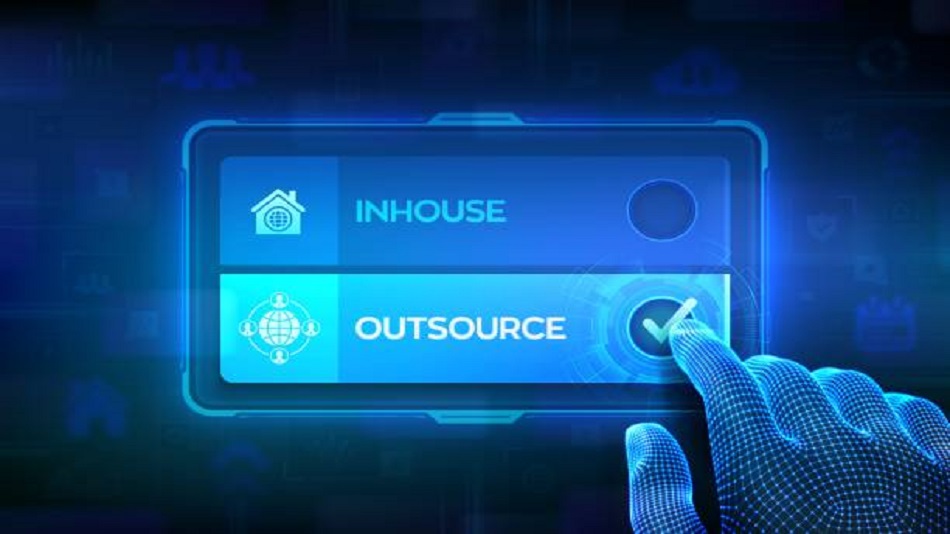 Main sur écran tactile virtuel cochant le bouton d'externalisation - externalisation de la saisie de documents - Optiserv