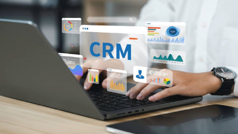 Homme d'affaires utilisant un ordinateur et un tableau de bord CRM pour la gestion Gestion des relations avec la clientèle - gérer la relation client - Optiserv