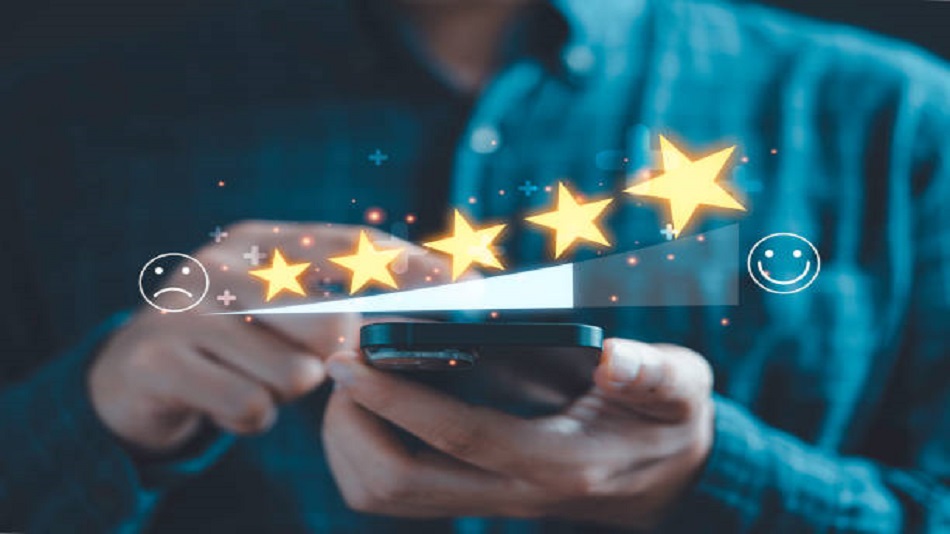 Un homme d'affaires utilise son smartphone pour donner cinq étoiles dorées à une enquête d'évaluation - gérer la relation client - Optiserv