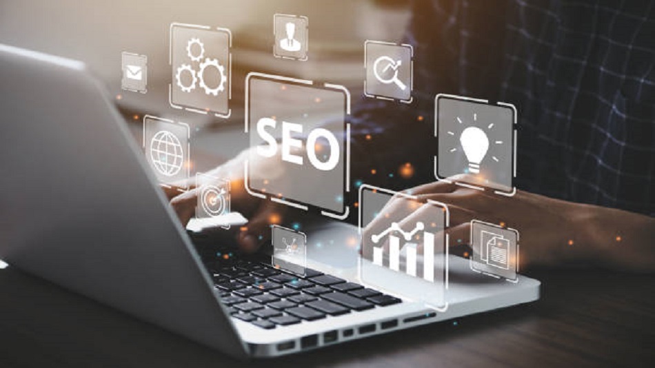 un homme utilisant un ordinateur pour l'analyse SEO Optimisation des moteurs de recherche Marketing - gestion de campagne web marketing - Optiserv