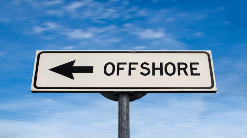 une plaque indiquant "offshore" - permanence téléphonique offshore - Optiserv