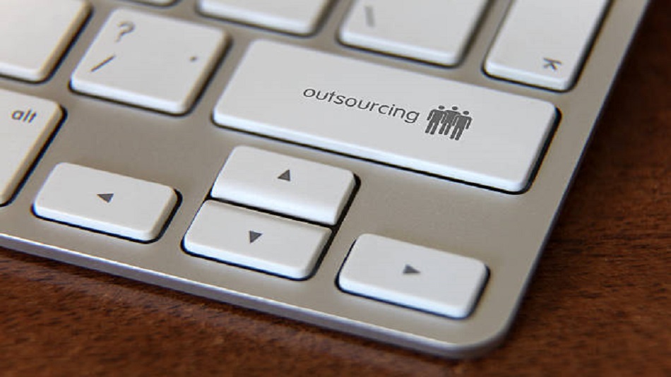 le mot "outsourcing" inscrit sur un clavier d'ordinateur - service après-vente externalisé - Optiserv