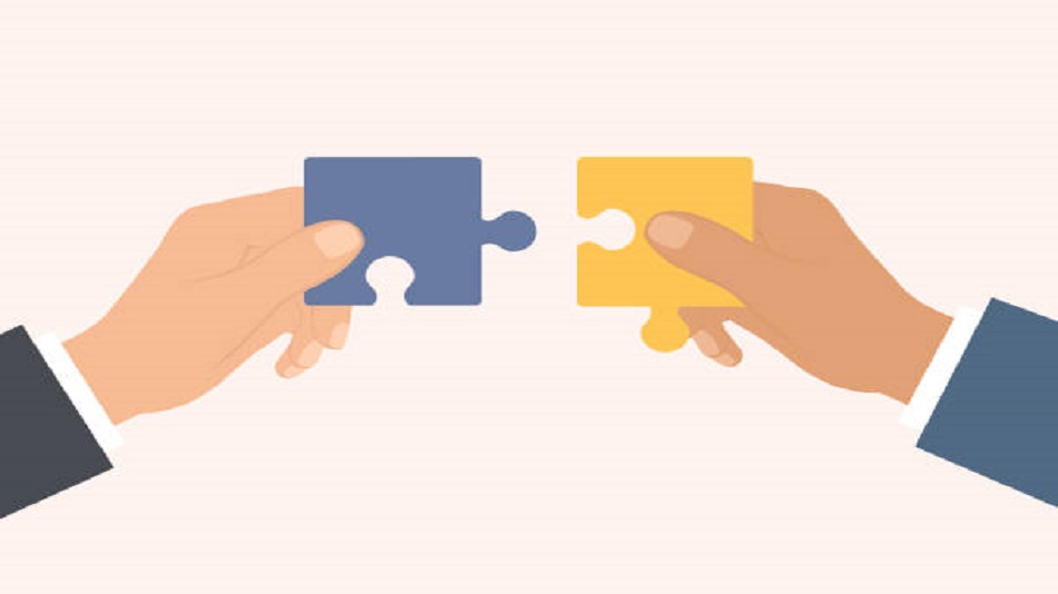 deux mains tenant deux pièces de puzzle qui se complètent - digitalisation - Optiserv