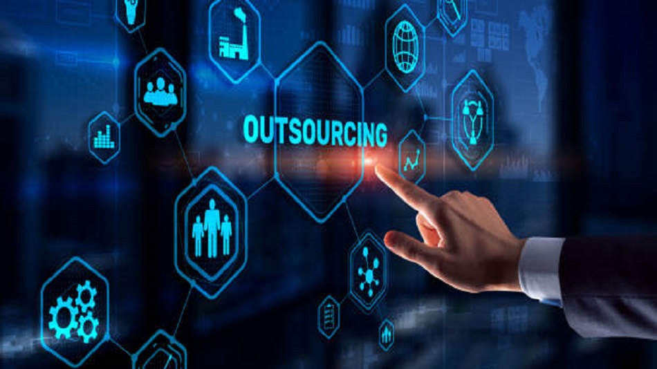 une main qui touche une illustration de l'outsourcing - le service de permanence téléphonique - Optiserv