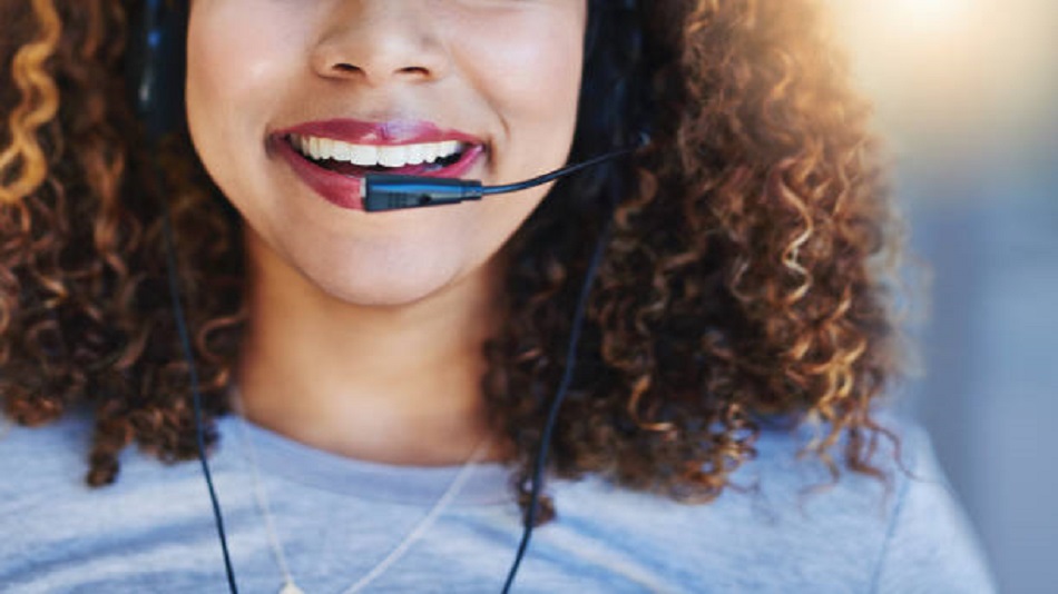 une téléconseillère souriante - permanence téléphonique pour entreprise - Optiserv