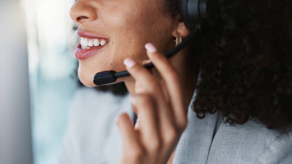  gros plan des lèvres et agent commercial heureux consultant en crm pour la communication - centre d'appels pour permanence téléphonique - Optiserv