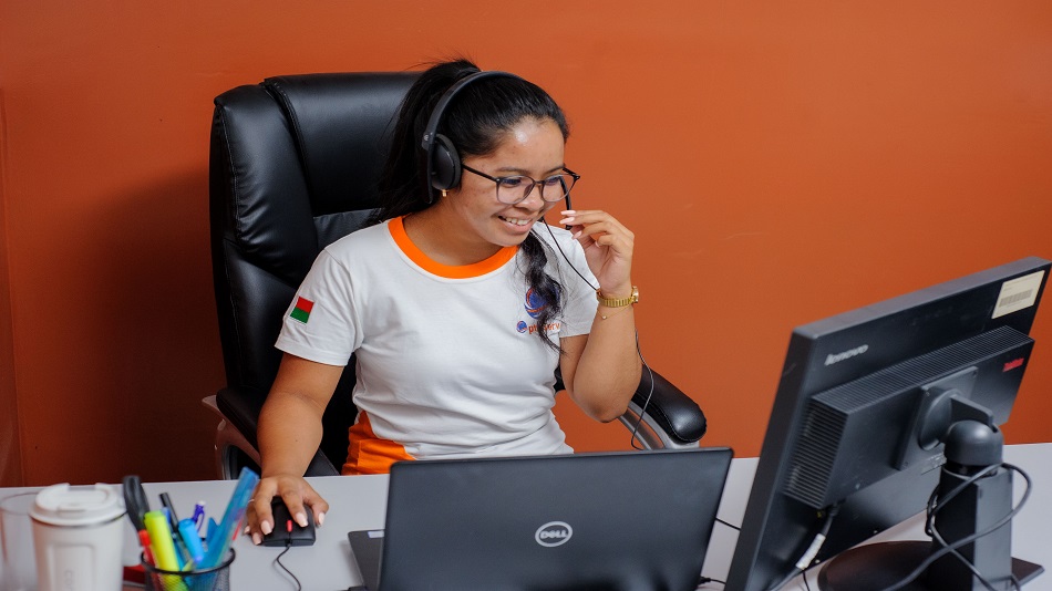 une téléconseillère de chez Optiserv - réception des appels entrants - Optiserv