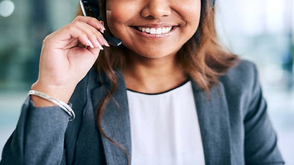 jeune femme utilisant un micro-casque dans un bureau - permanence téléphonique 24/7 - Optiserv