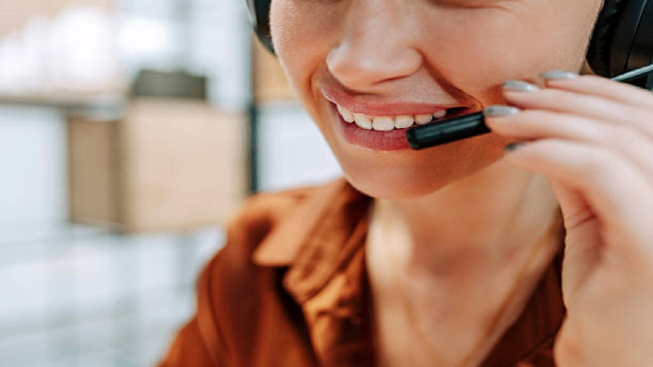 téléconseillère souriante au téléphone - centre d'appels pour gestion de rendez-vous Madagascar - Optiserv