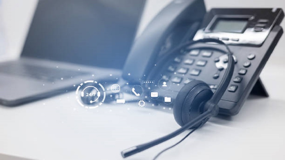 gros plan d'un casque noir et d'un téléphone avec icône virtuelle fonctionnant 24 heures sur 24 et 7 jours sur 7 - externalisation des services BPO - externalisation des services BPO - Optiserv