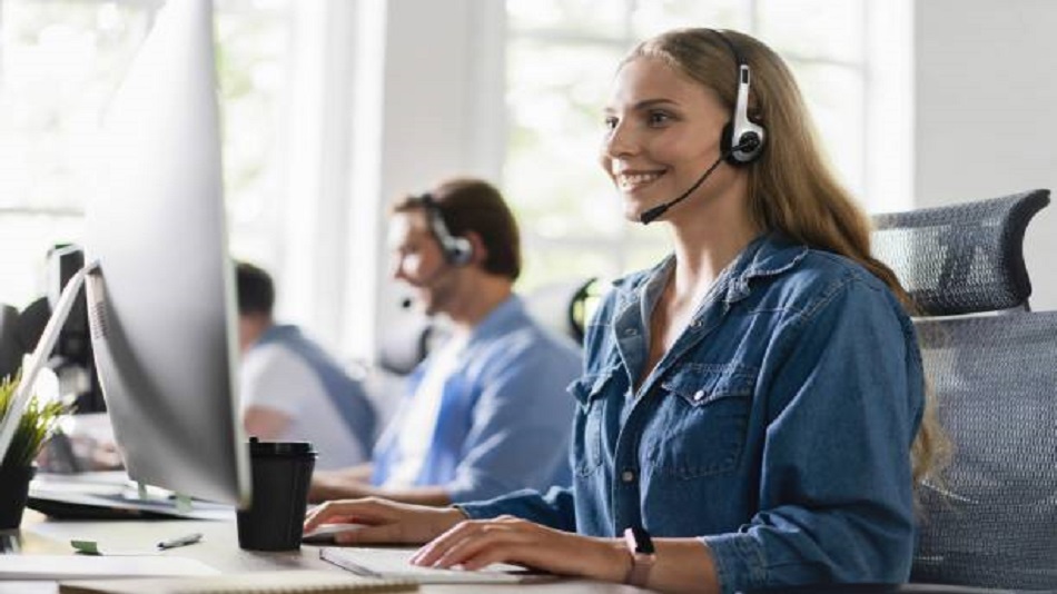 des agents travaillant dans un centre d'appels -  permanence téléphonique professionnelle - Optiserv