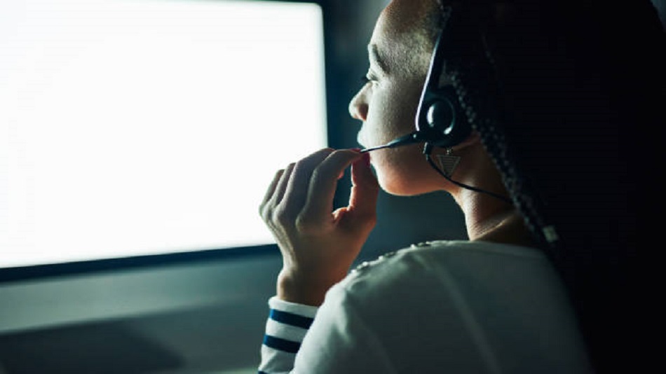 agent de centre d'appel, travaillant tard dans la nuit - gérer la relation client à distance - Optiserv