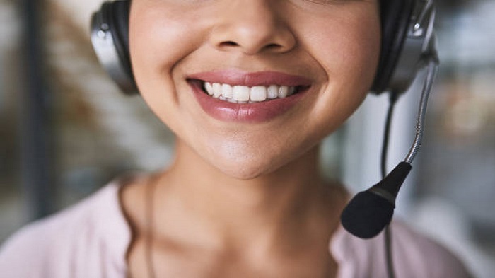 Plan recadré d'une femme parlant à un client à l'aide d'un casque - Call center à Madagascar - Optiserv