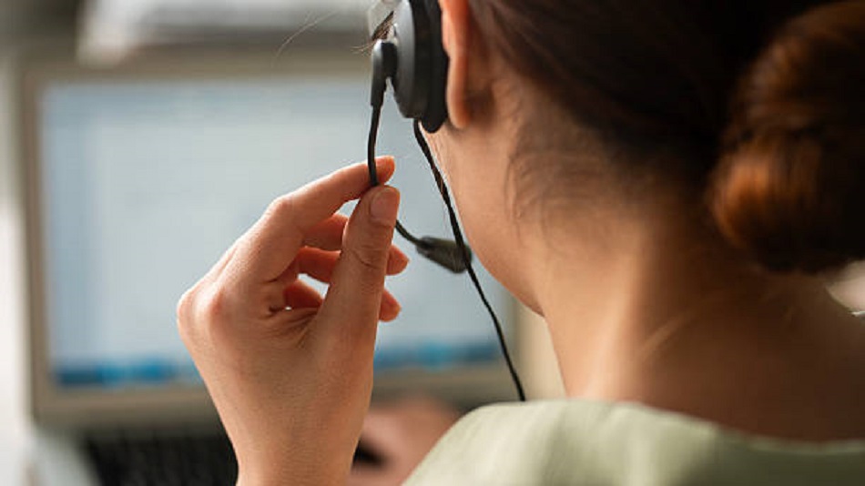 Femme anonyme travaillant dans un centre d'appels - calls centers à Antananarivo - Optiserv