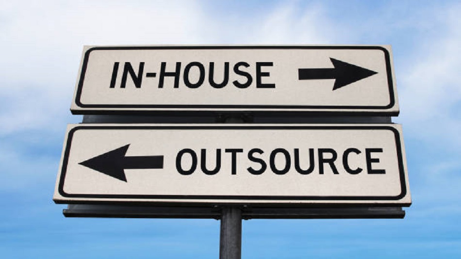 Panneau routier « Externalisation ou interne » - externaliser son centre de contact client - Optiserv