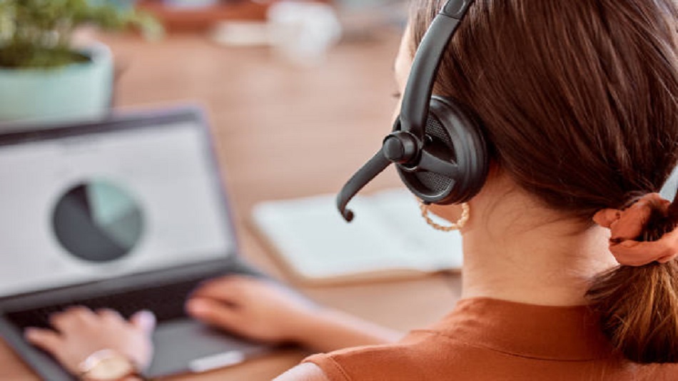 une téléopératrice anonyme - gérer la relation client - Optiserv