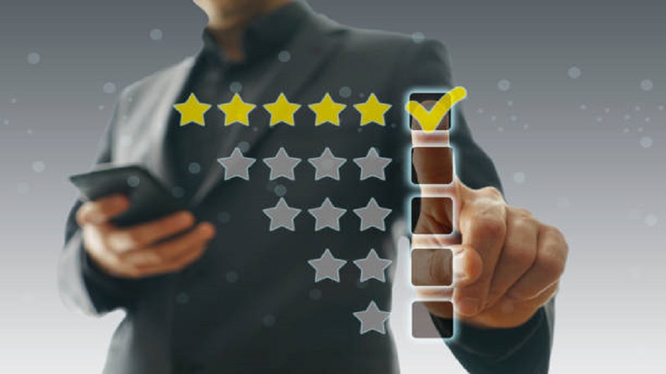 un homme anonyme touchant 5 étoiles de la qualité - call center pour entreprises françaises - Optiserv